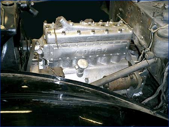 Оригинальный свежеперебранный 6-тицилиндровый двигатель.