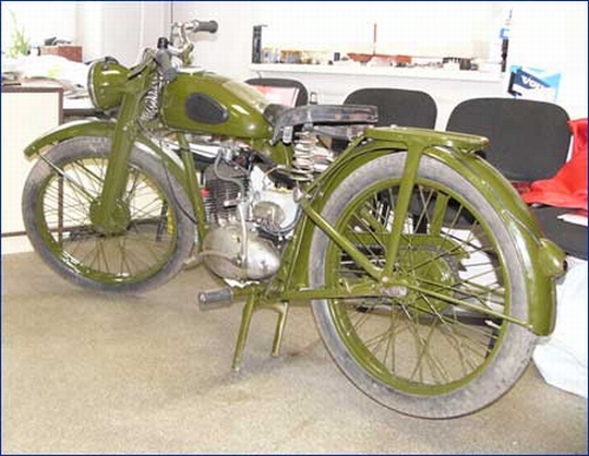 Ретромотоцикл Москва 1953 года выпуска реставрирован в 2006 году. Полный аналог немецкого мотоцикла фельдегерьской полевой связи DKW RT 125, за что и выкрашен в зеленый цвет.